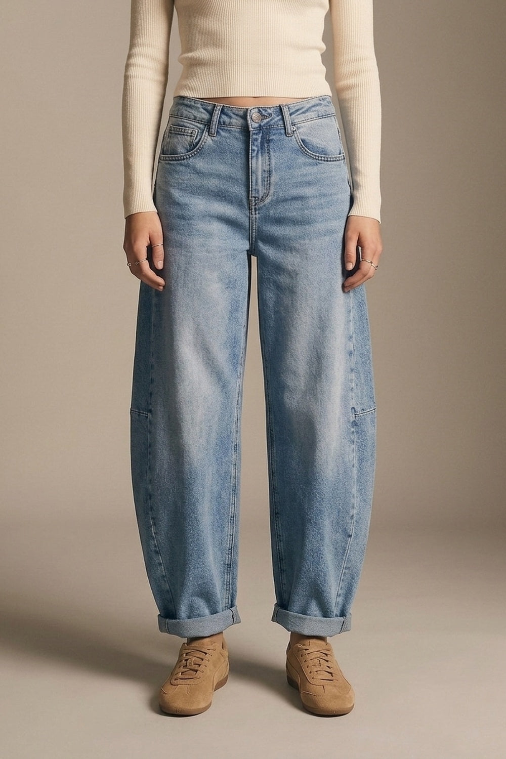 Jeans en denim bleu Barrel à jambe large en délavage léger