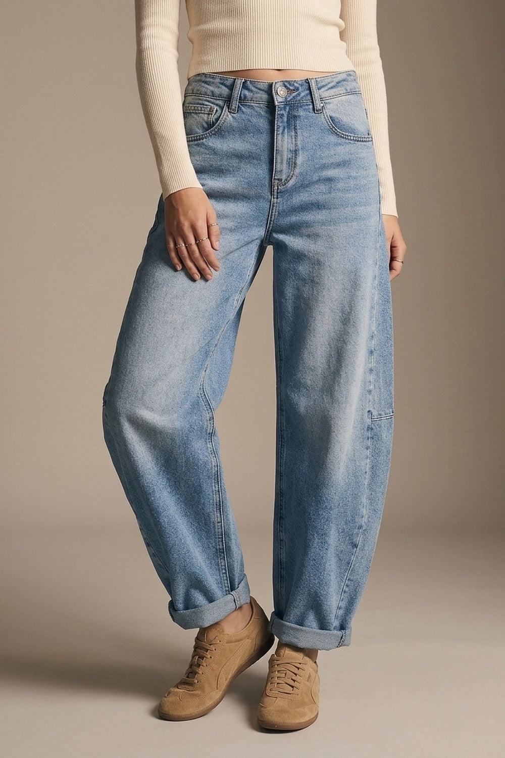 Jeans en denim bleu Barrel à jambe large en délavage léger