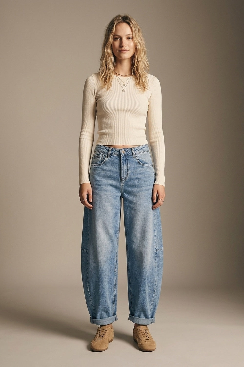 Jeans en denim bleu Barrel à jambe large en délavage léger