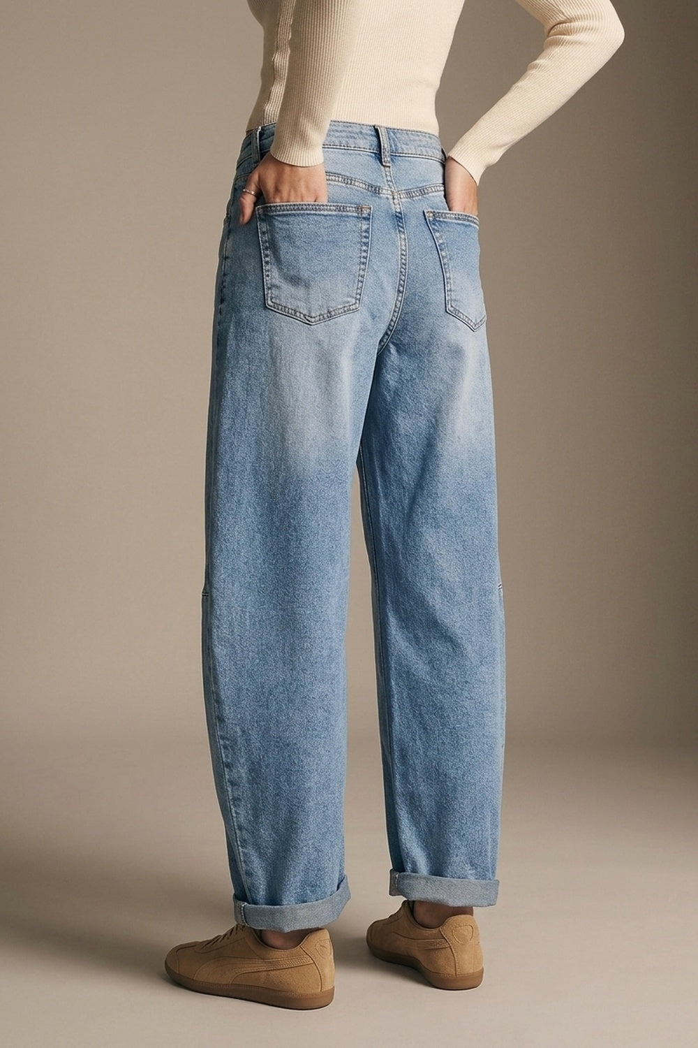 Jeans en denim bleu Barrel à jambe large en délavage léger