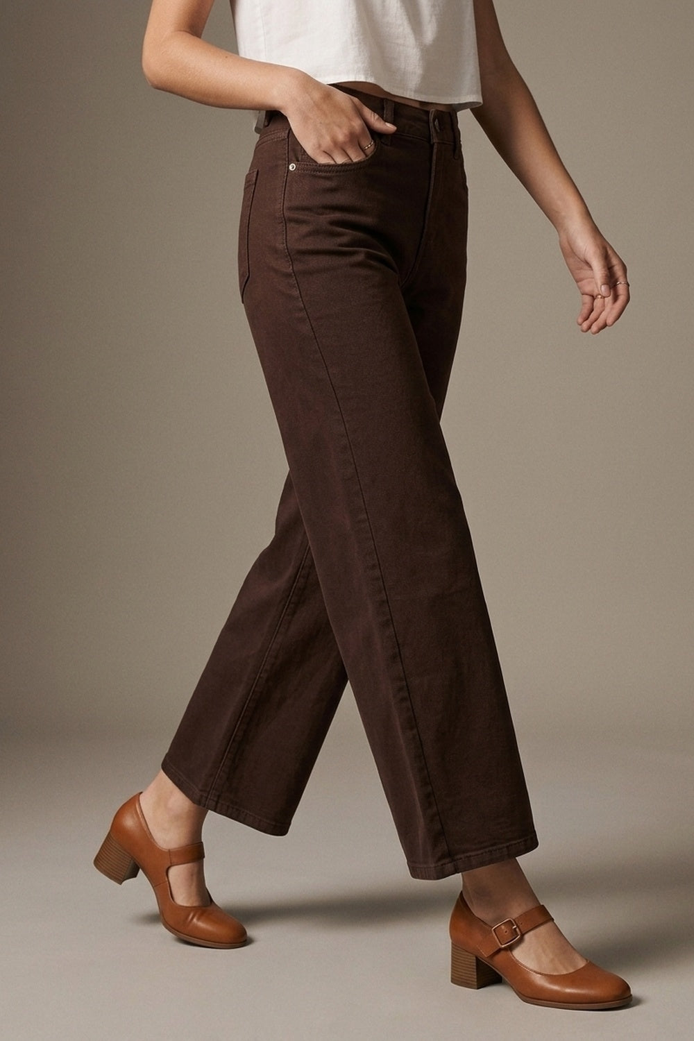 Jeans amples à jambe large et raccourcis en marron chocolat