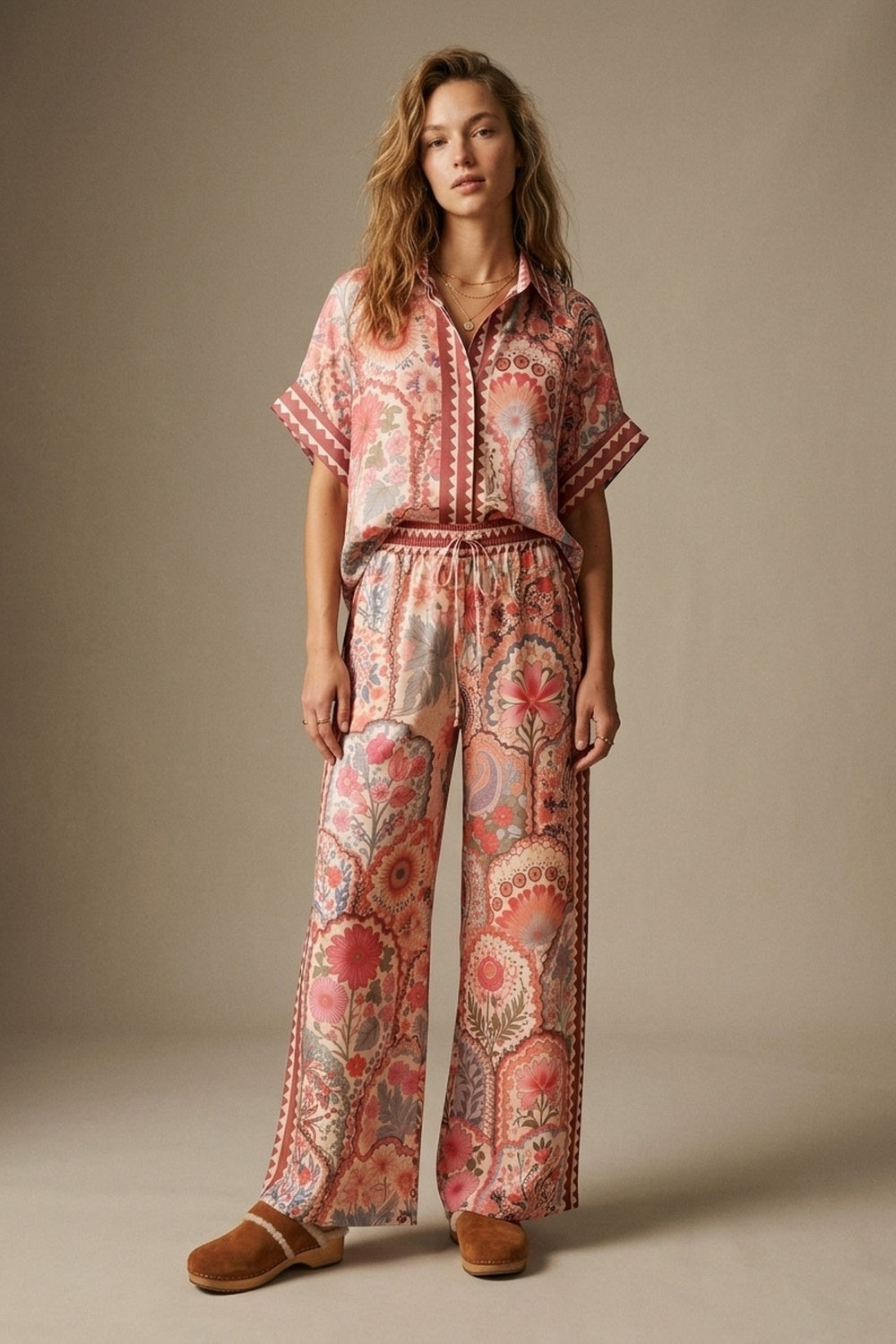 Chemise à imprimé floral multicolore en tissu léger avec garniture contrastée