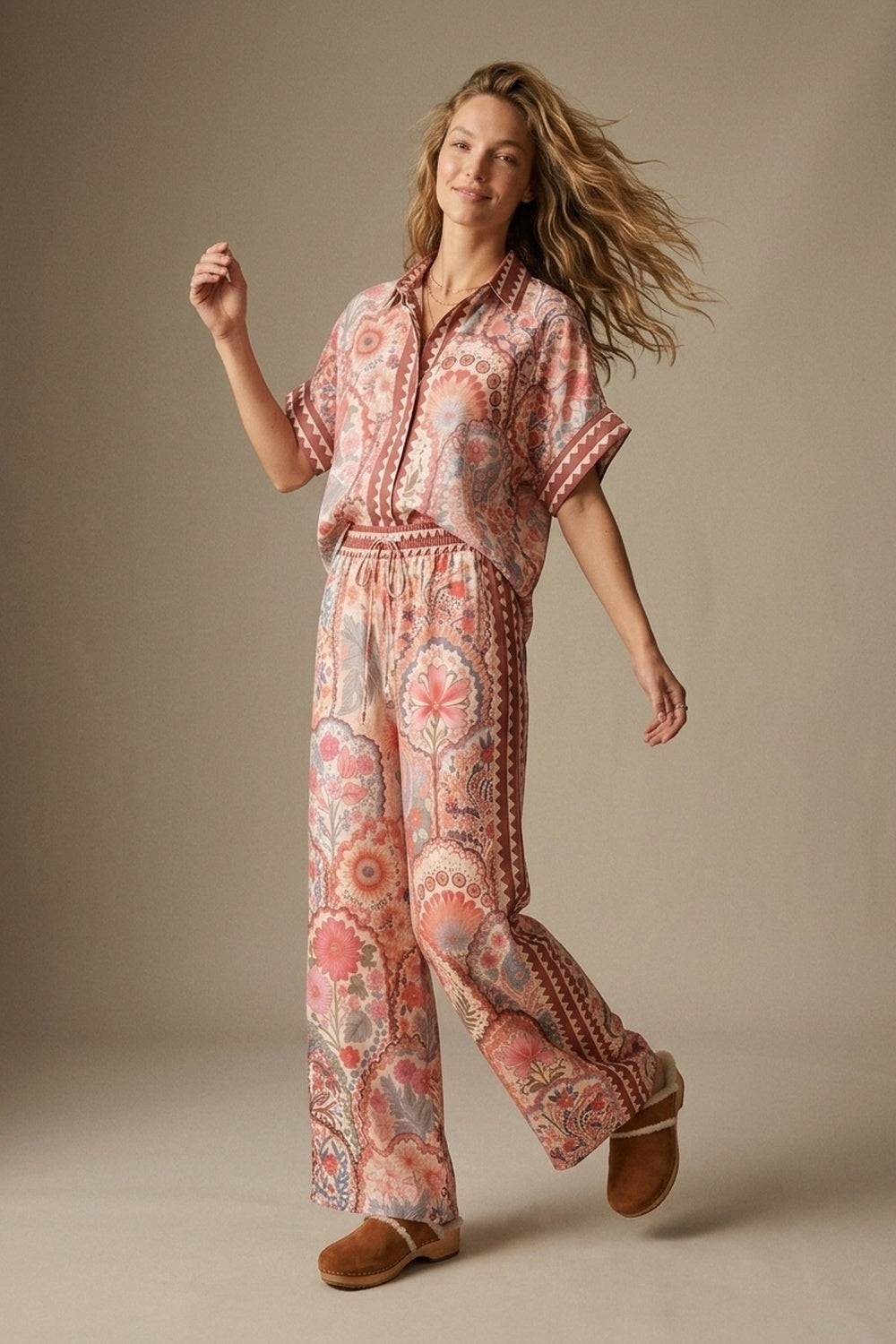 Chemise à imprimé floral multicolore en tissu léger avec garniture contrastée