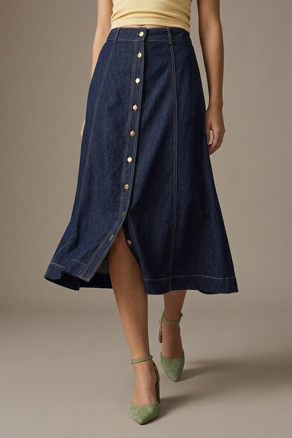 Jupe midi en denim bleu foncé avec surpiqûres contrastées et boutons devant en ligne A