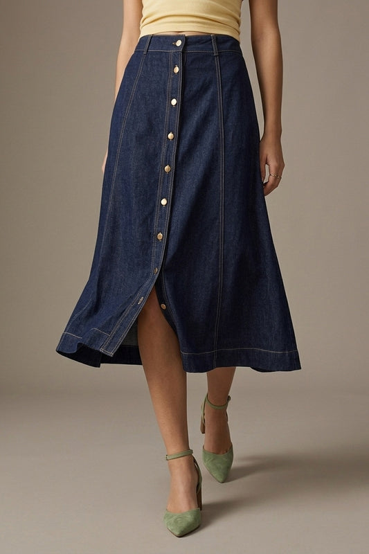 Jupe midi en denim bleu foncé avec surpiqûres contrastées et boutons devant en ligne A