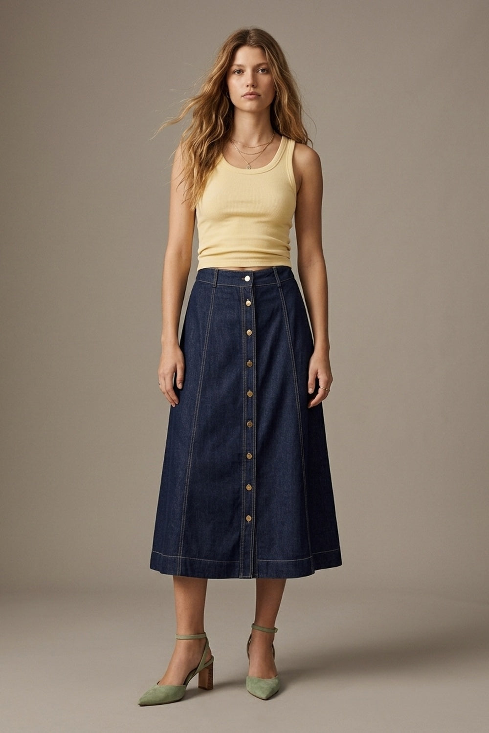 Jupe midi en denim bleu foncé avec surpiqûres contrastées et boutons devant en ligne A