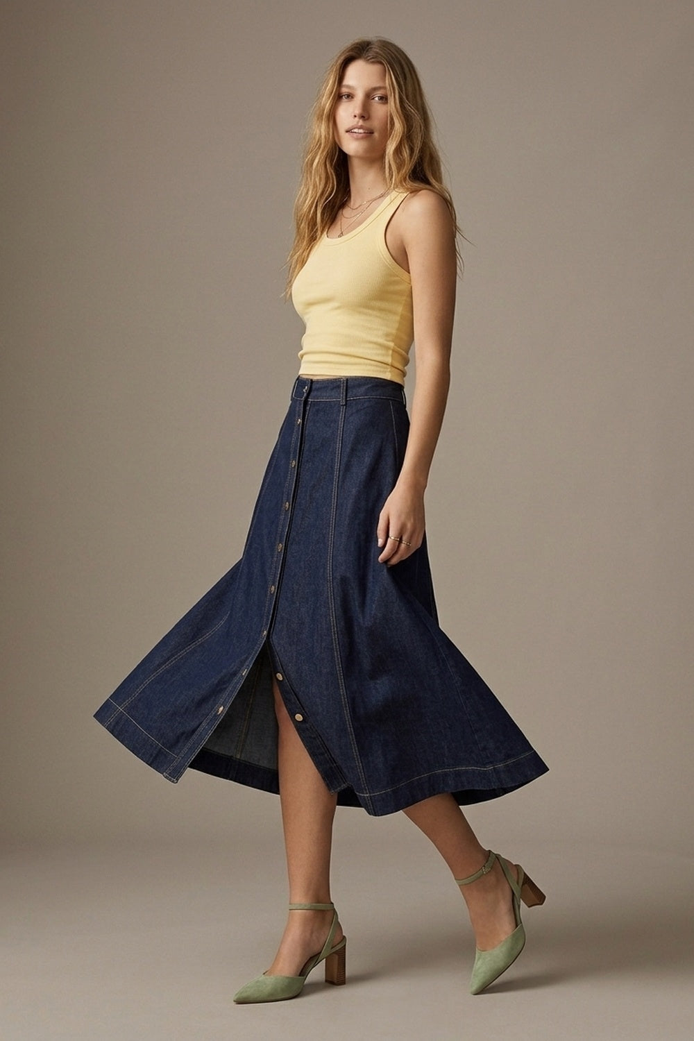 Jupe midi en denim bleu foncé avec surpiqûres contrastées et boutons devant en ligne A