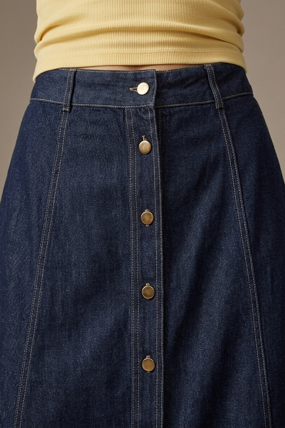 Jupe midi en denim bleu foncé avec surpiqûres contrastées et boutons devant en ligne A