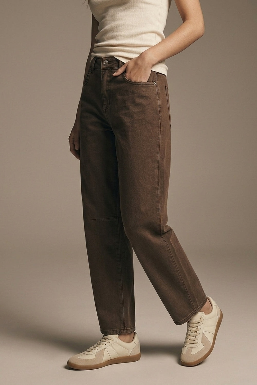 Jean stretch confortable avec jambe en tonneau en marron