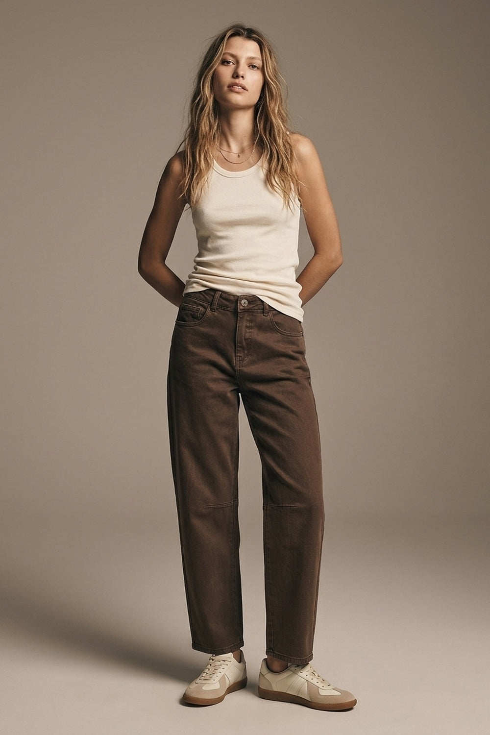 Jean stretch confortable avec jambe en tonneau en marron