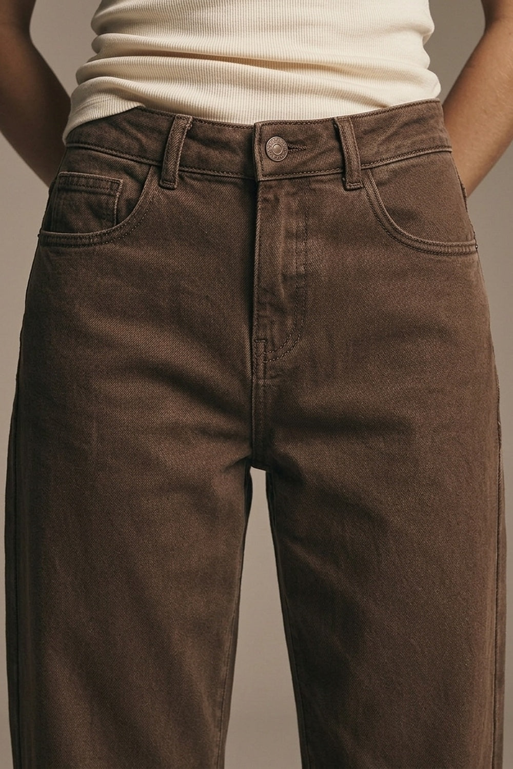 Jean stretch confortable avec jambe en tonneau en marron