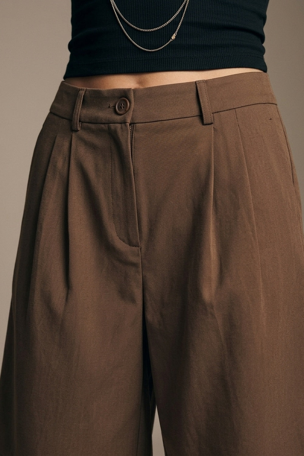 shorts bermuda plissés marron longueur genou et coupe ajustée