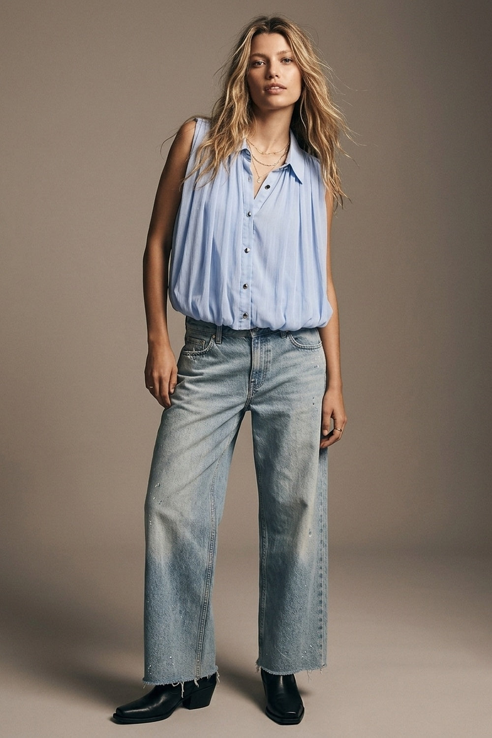 Blouse sans manches plissée en mousseline bleu clair à boutons sur le devant coupe régulière