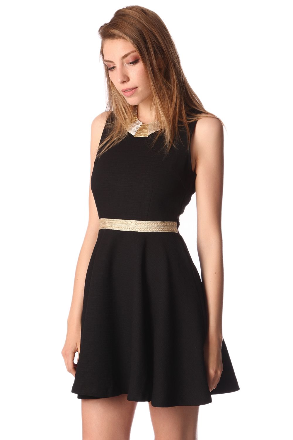 Robe coupe patineuse en tissu texturé noir avec ceinture