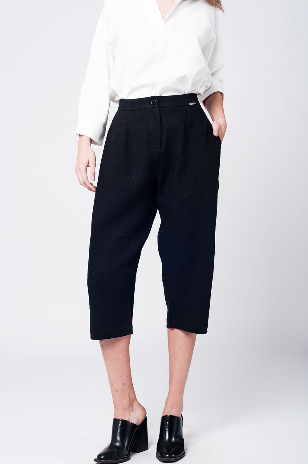 Pantalons moitié de jambe lin noir avec des détails de pinces