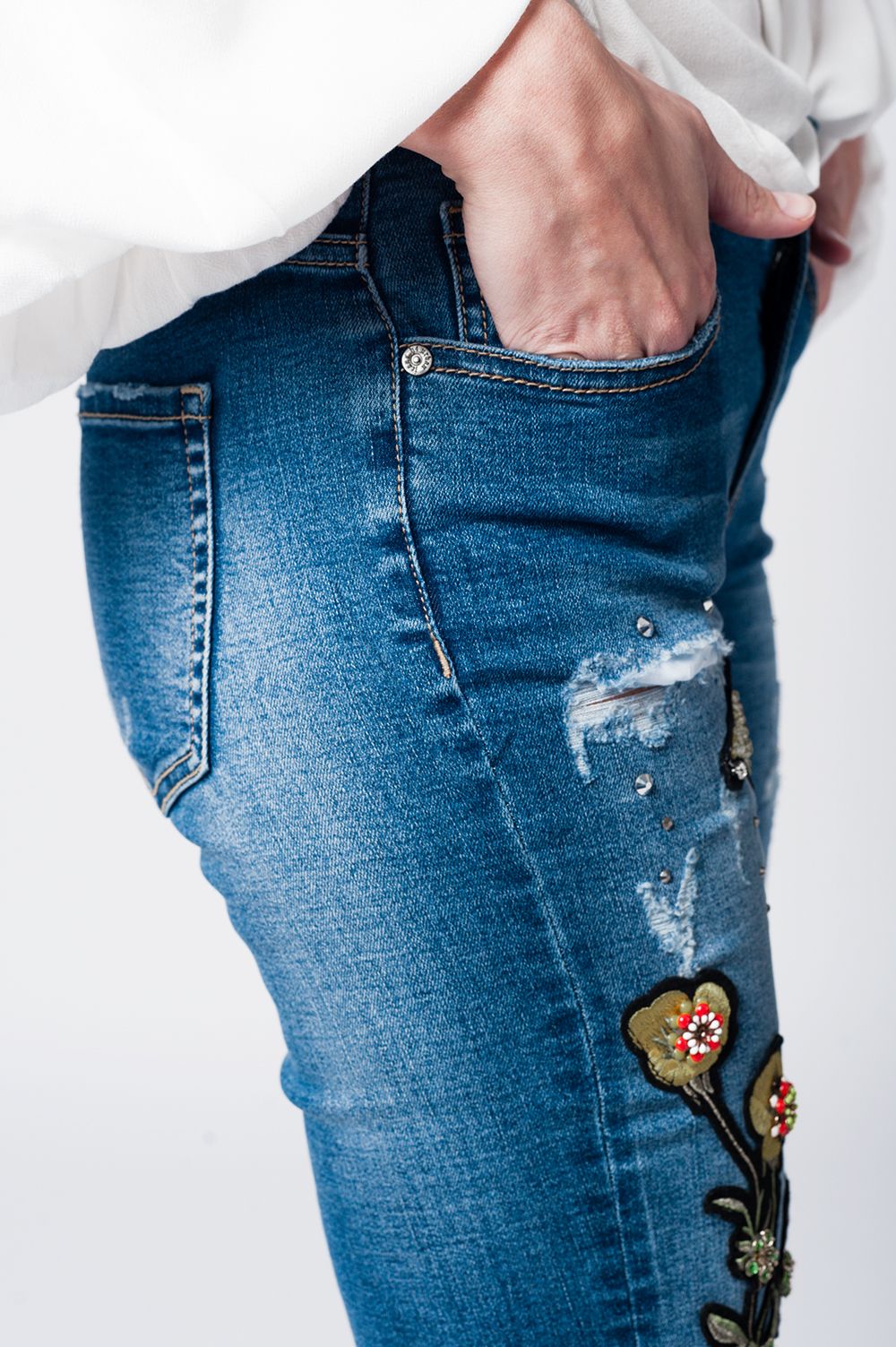 Jean mom délavé avec broderies