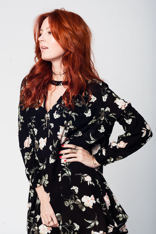 Robe noire avec imprimé floral