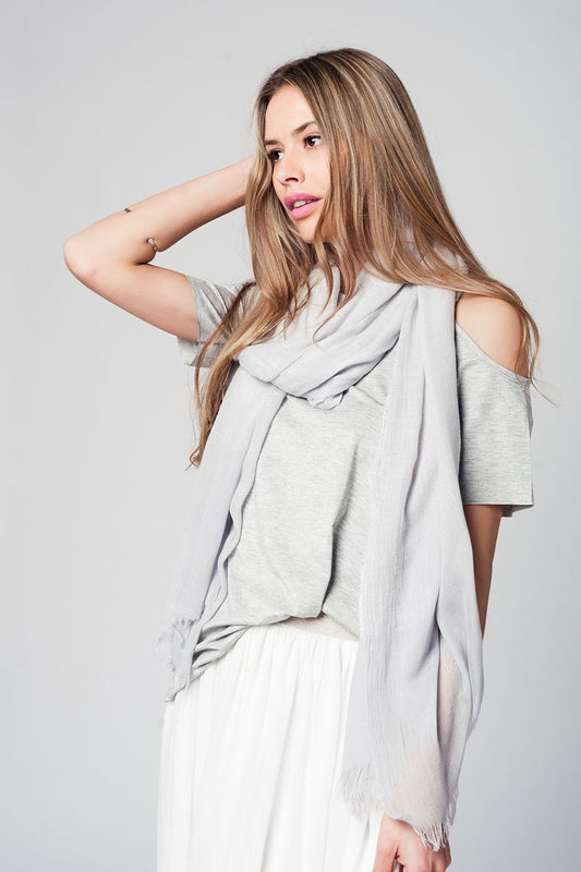 Top gris épaules dénudées