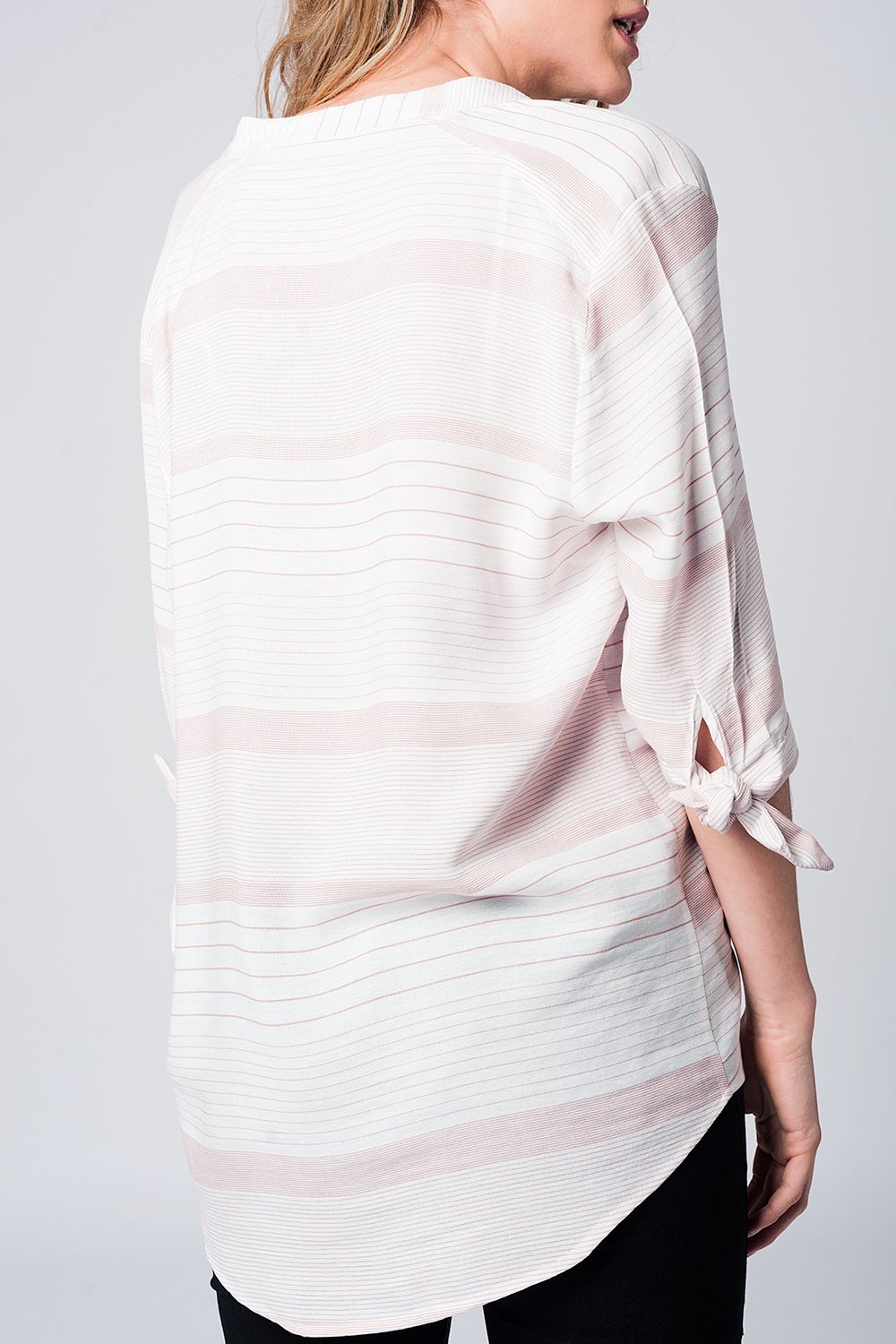 Chemise blanche à rayures roses et détails noeuds