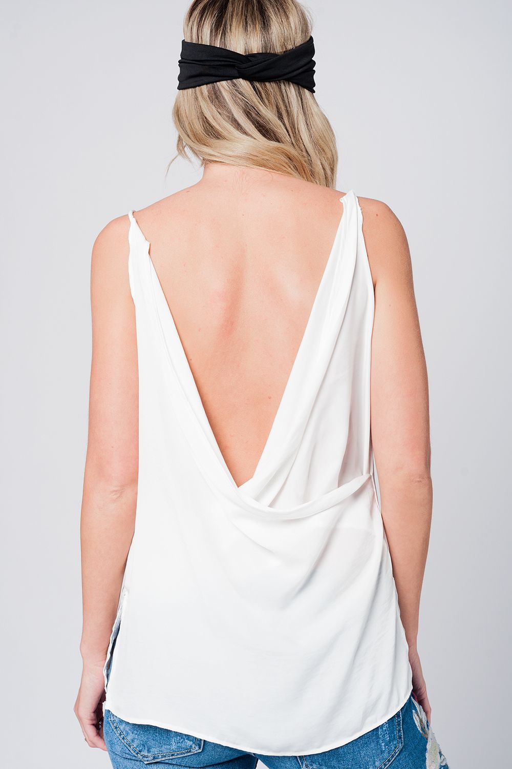 Top blanc avec décolleté dans le dos