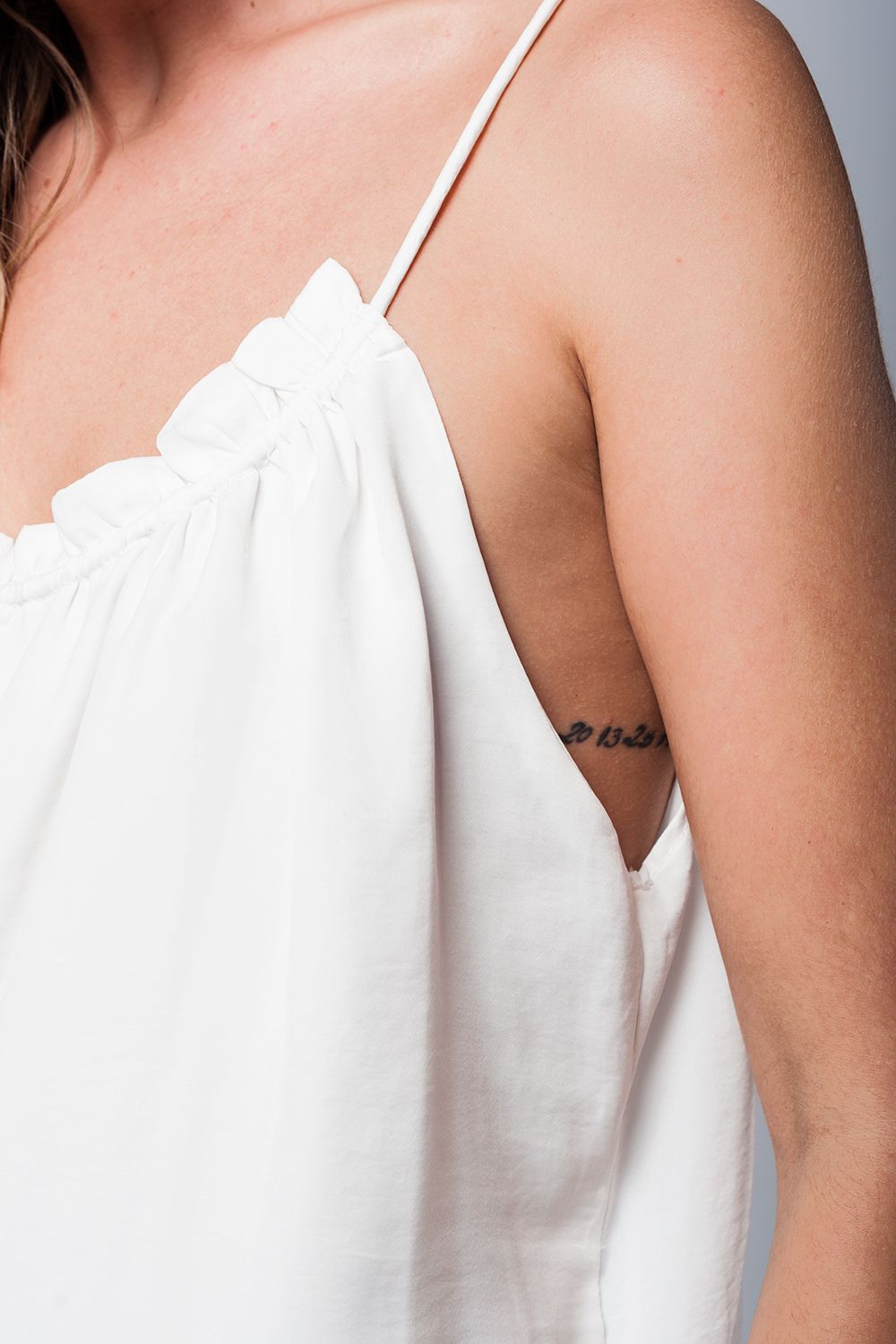 Top blanc avec décolleté dans le dos