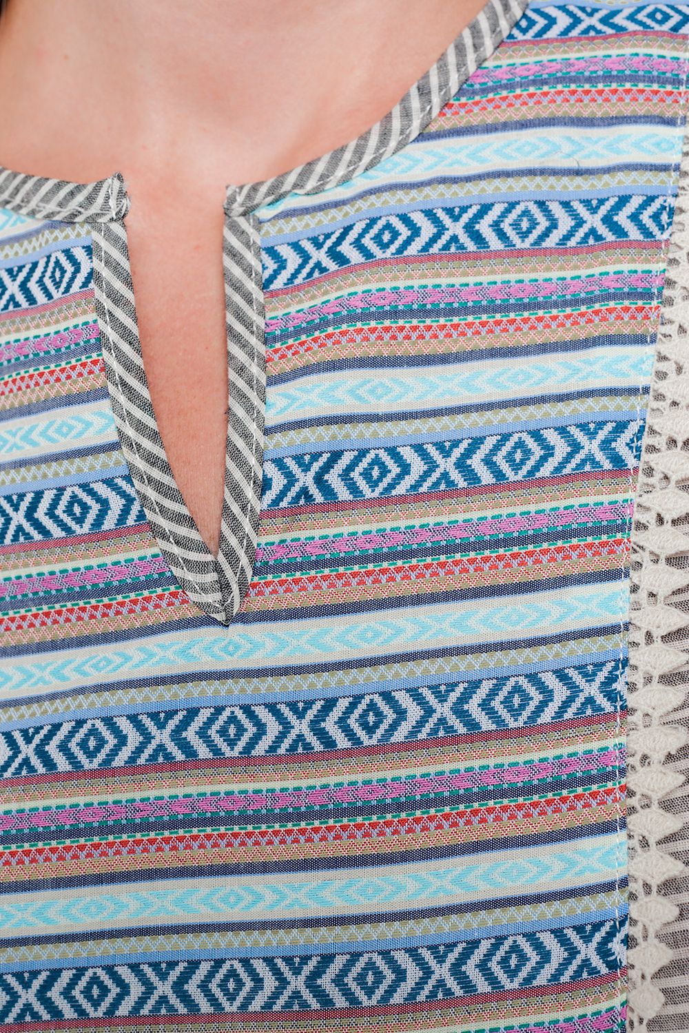 Débardeur rayé avec motifs sur le devant
