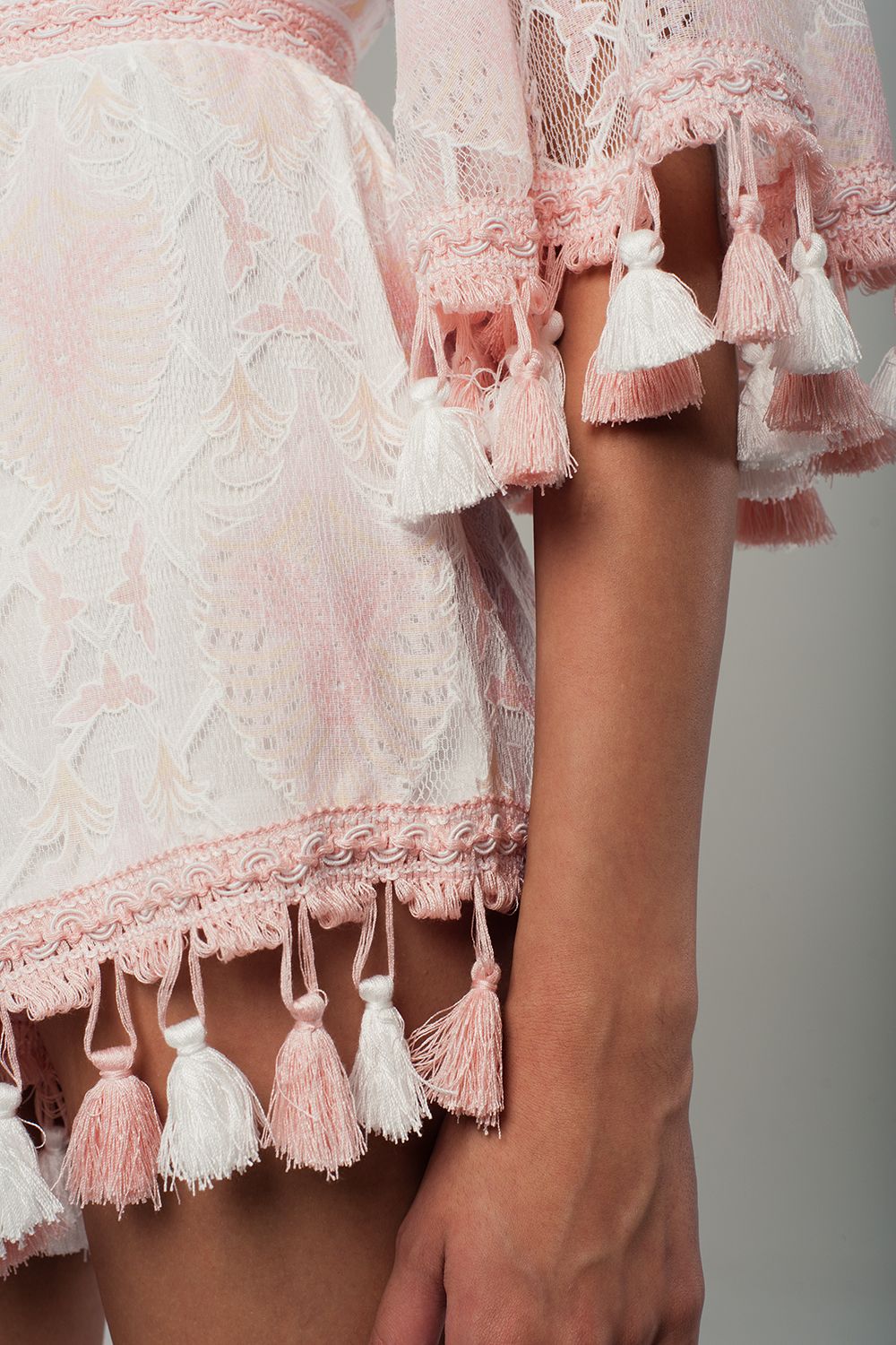 Combishort en dentelle et pompons roses