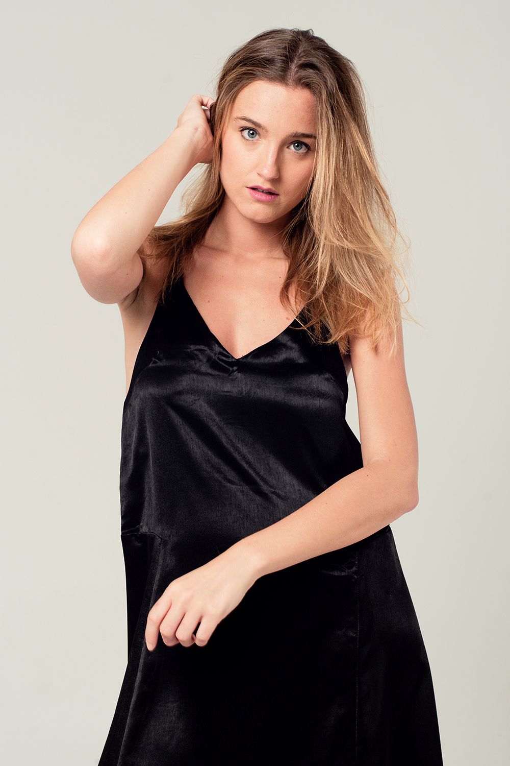 Robe midi en satin noir avec détails dans le dos