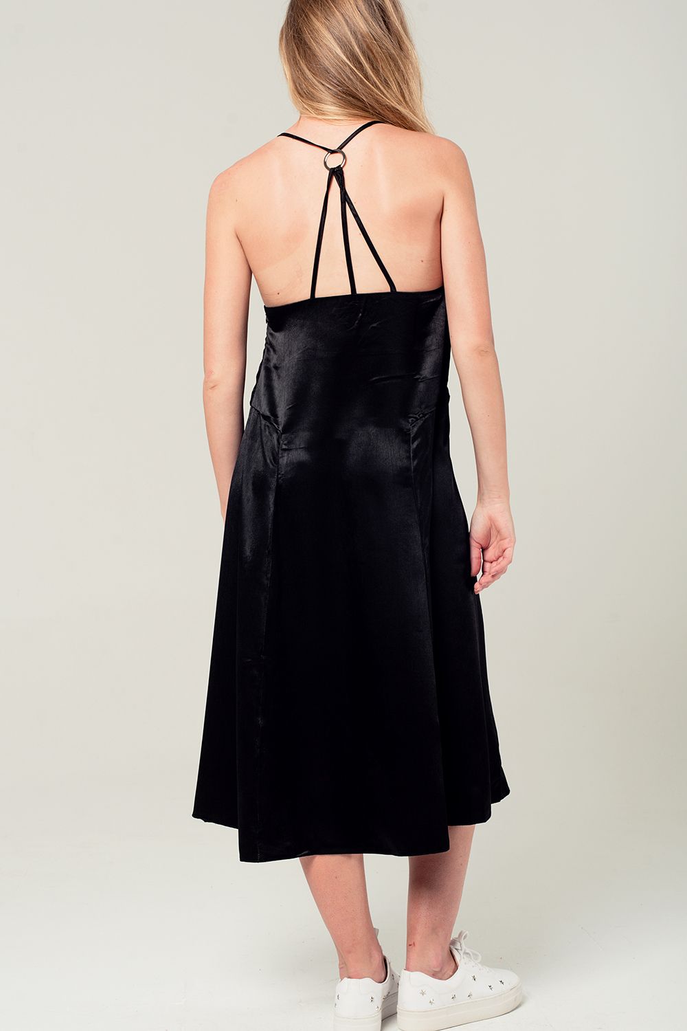 Robe midi en satin noir avec détails dans le dos