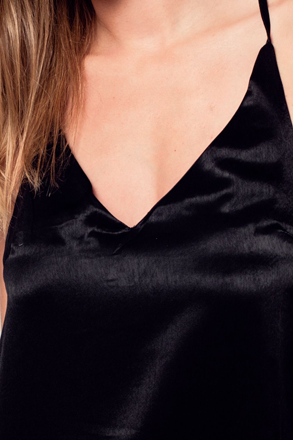 Robe midi en satin noir avec détails dans le dos