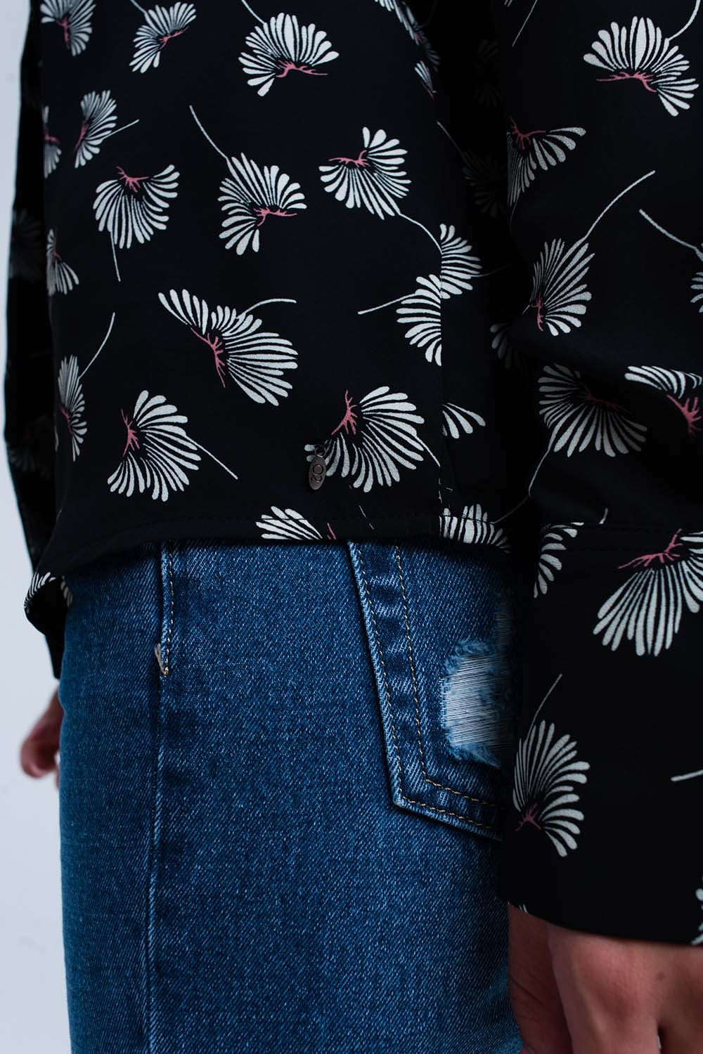 Chemisier noir à imprimé floral