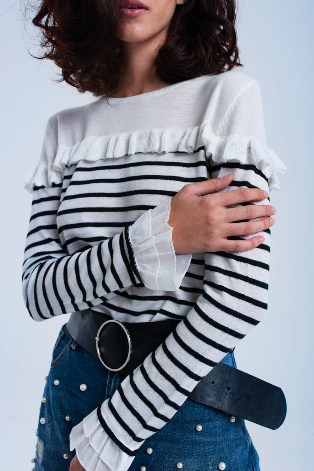 Pull blanc à rayures noires et volants
