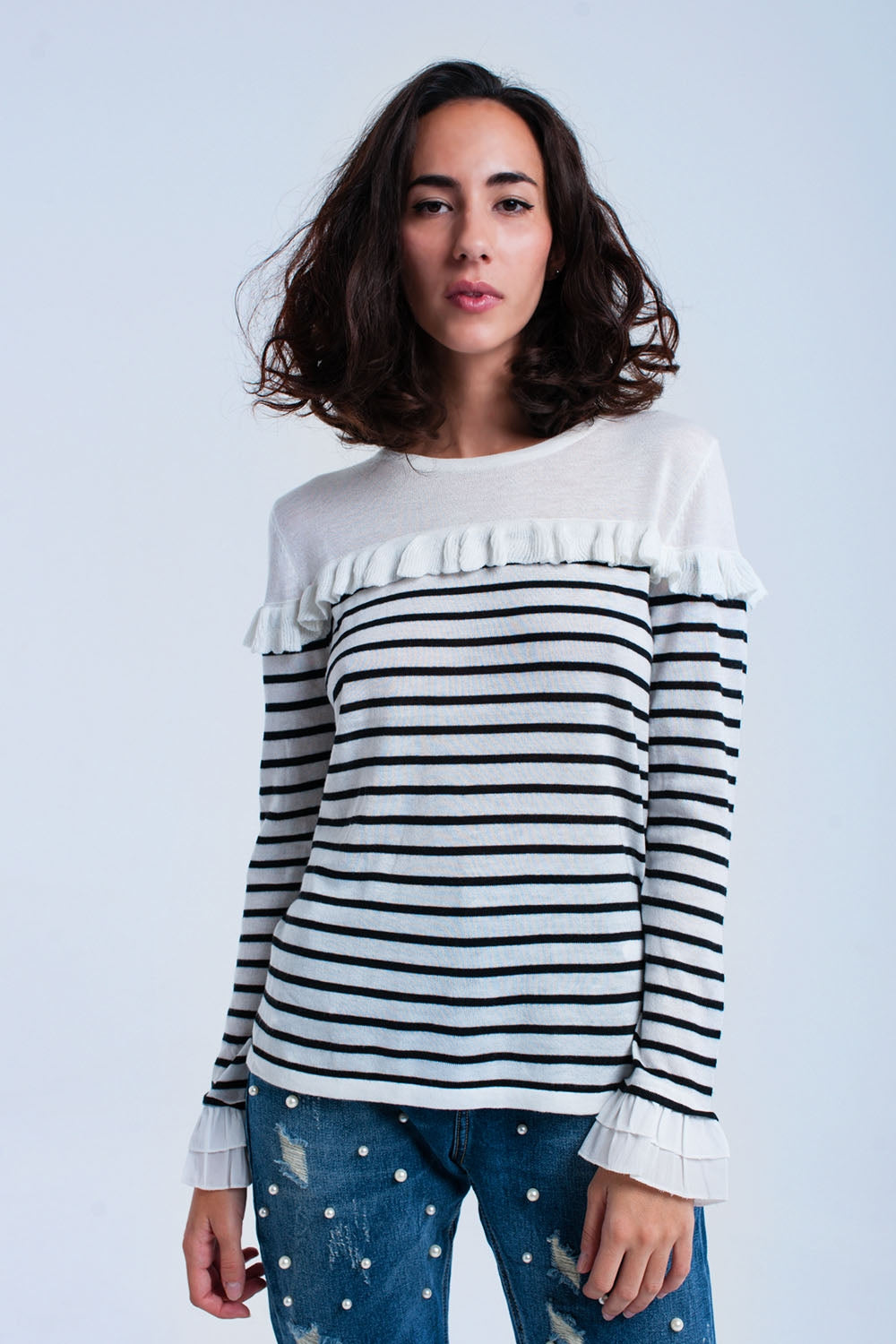 Pull blanc à rayures noires et volants