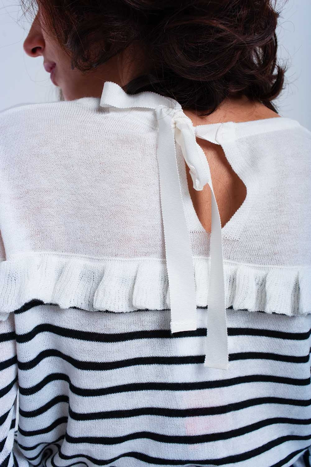 Pull blanc à rayures noires et volants