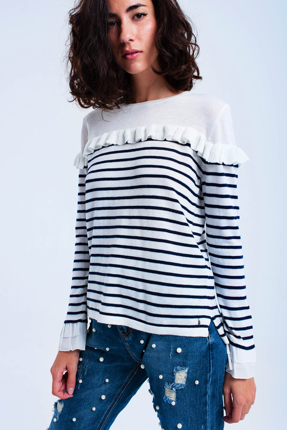 Pull blanc à rayures bleue marines et volants