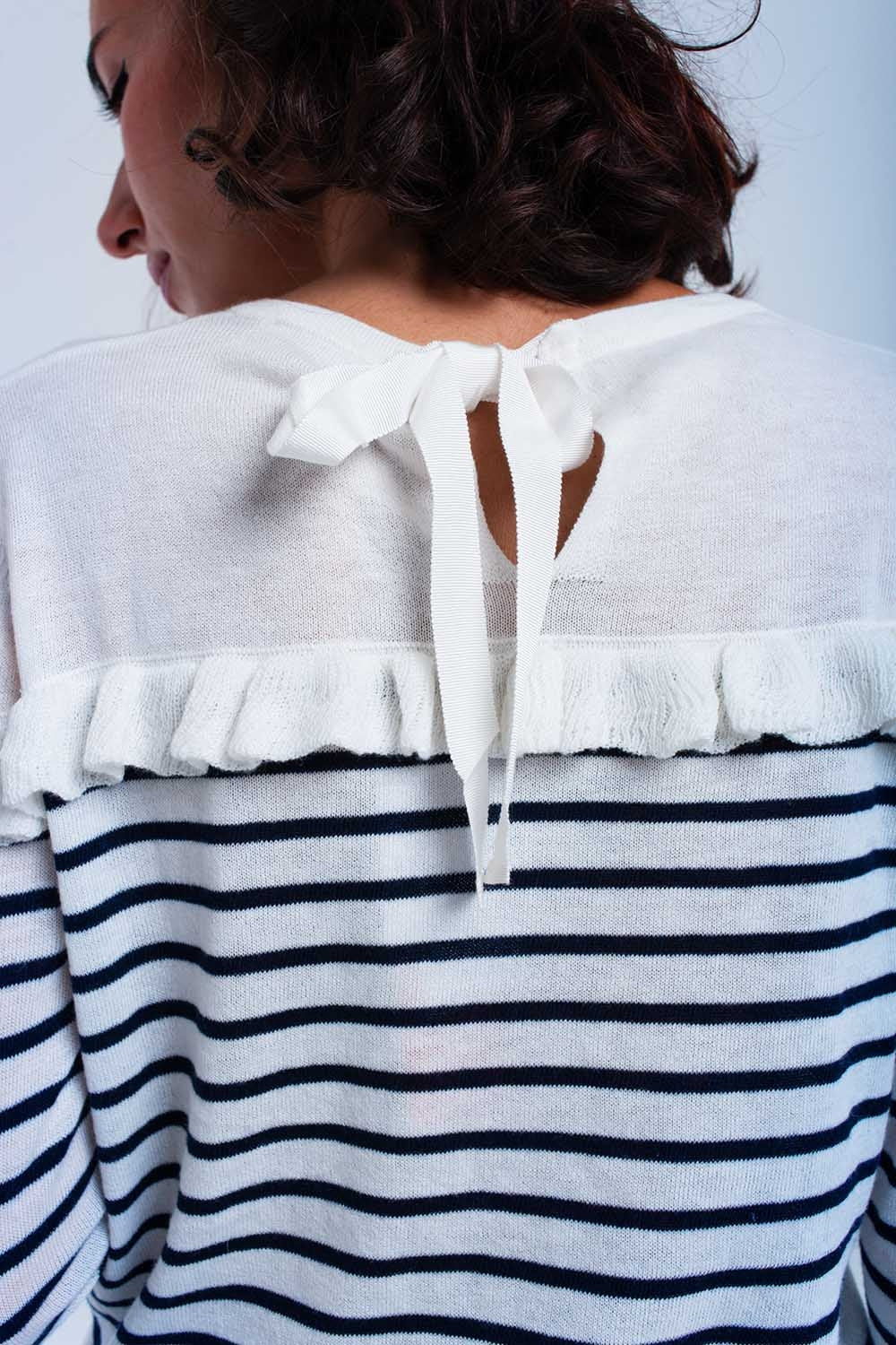 Pull blanc à rayures bleue marines et volants