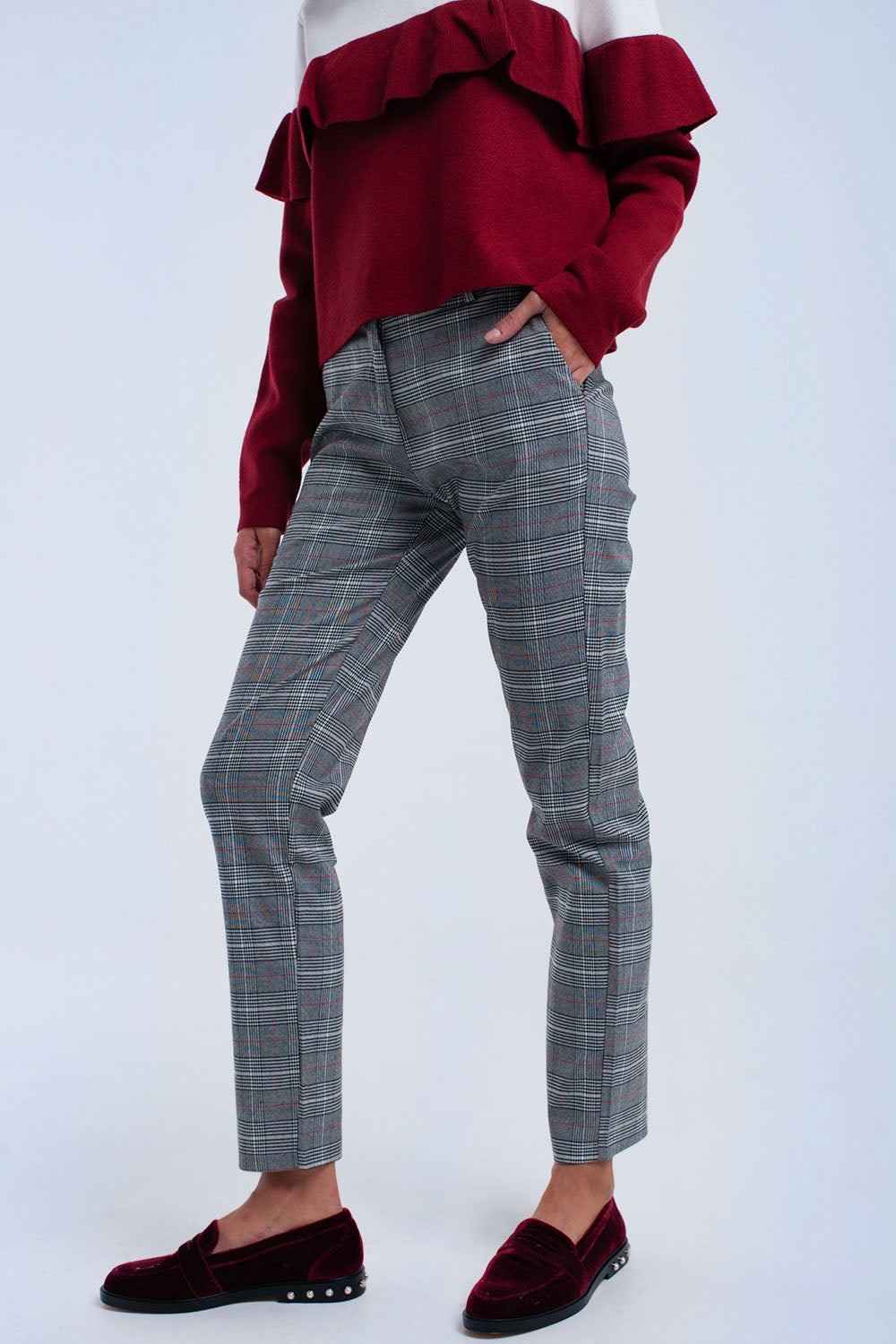 Pantalon gris imprimé rouge tartan