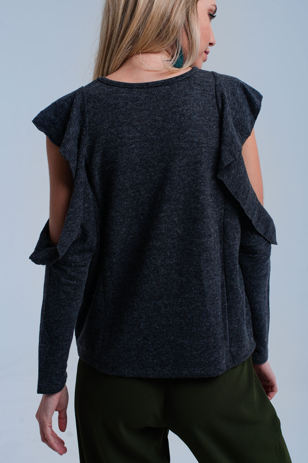 Top gris foncé avec plis et détail ouvert