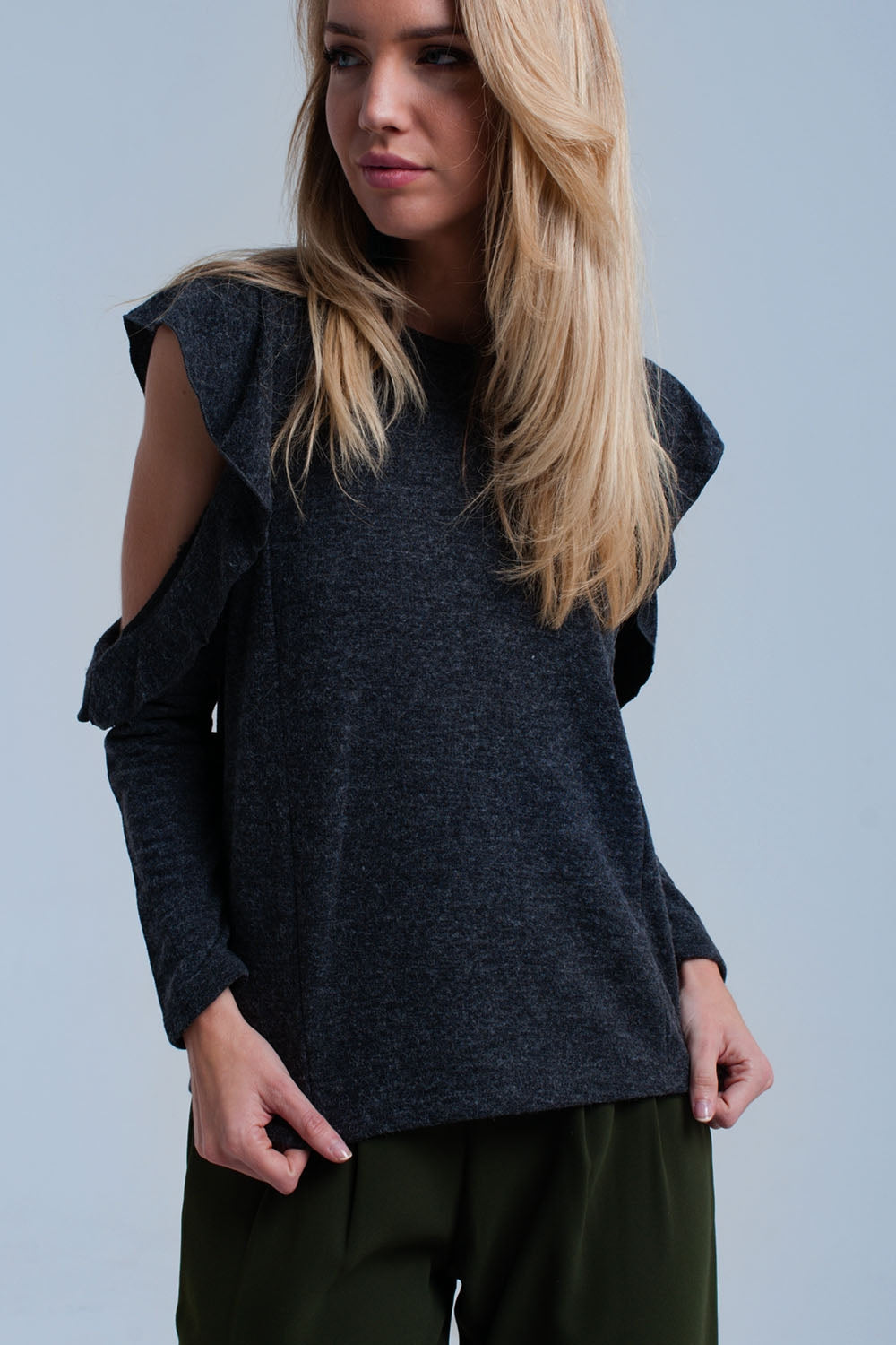 Top gris foncé avec plis et détail ouvert