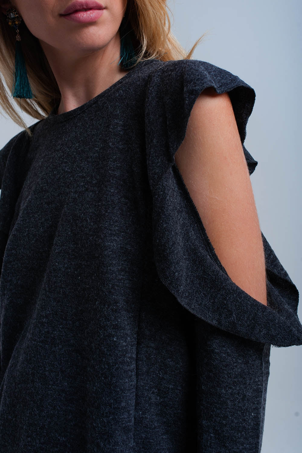 Top gris foncé avec plis et détail ouvert