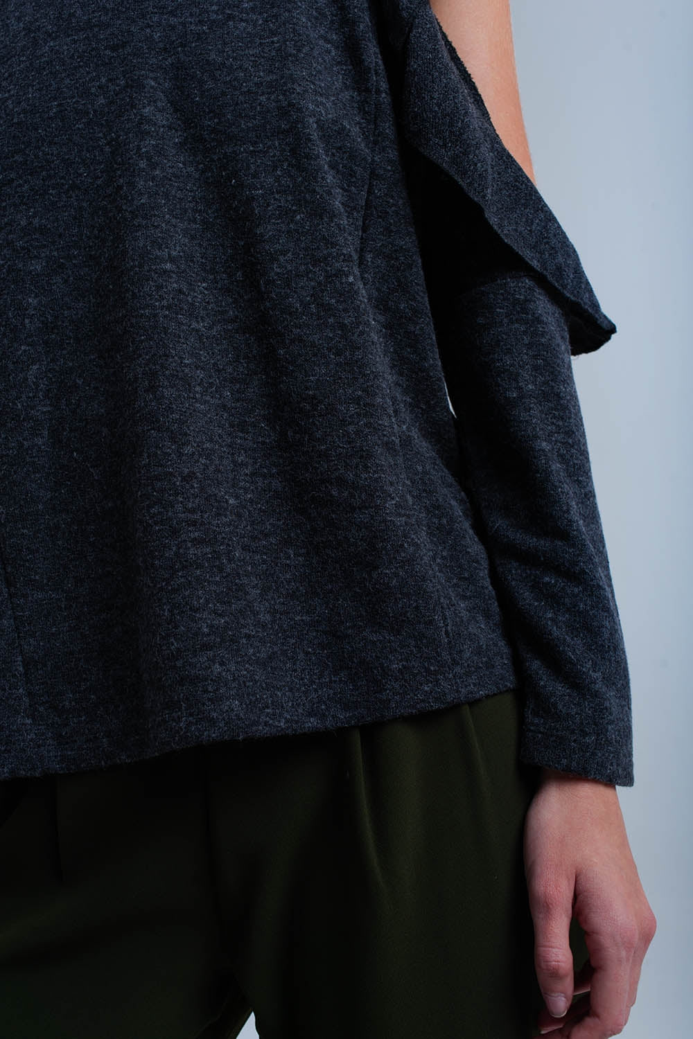 Top gris foncé avec plis et détail ouvert