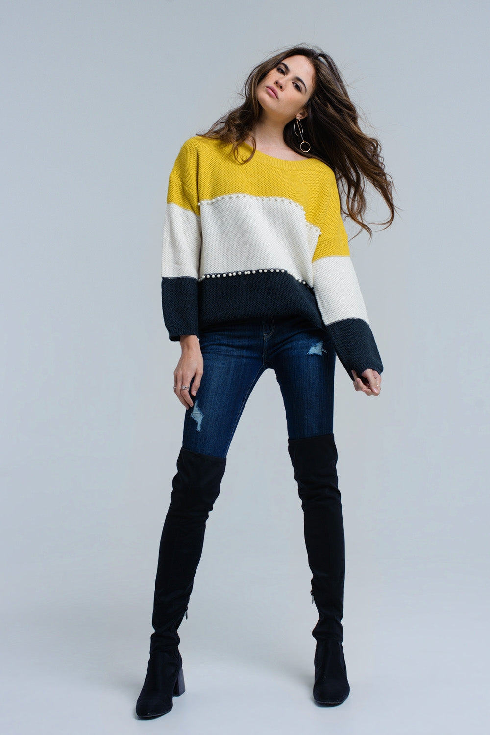 Pull jaune tricoté avec perles