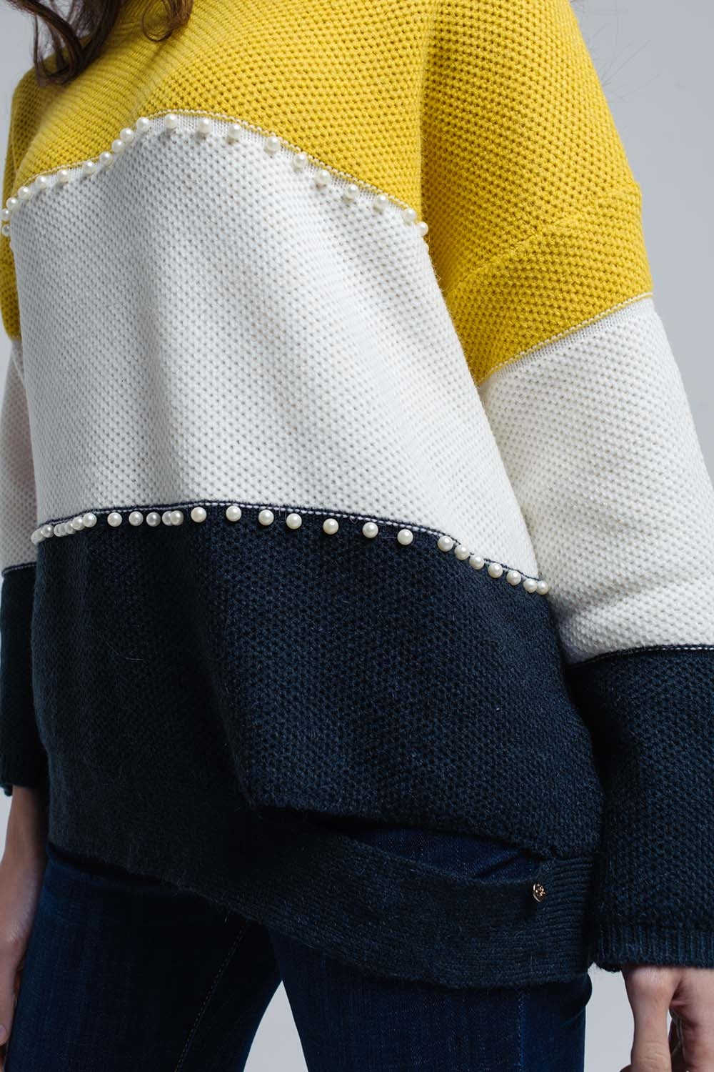 Pull jaune tricoté avec perles