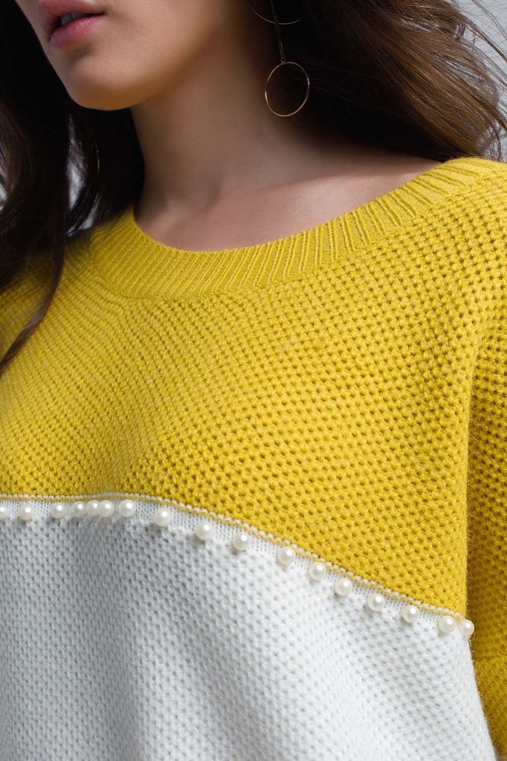 Pull jaune tricoté avec perles