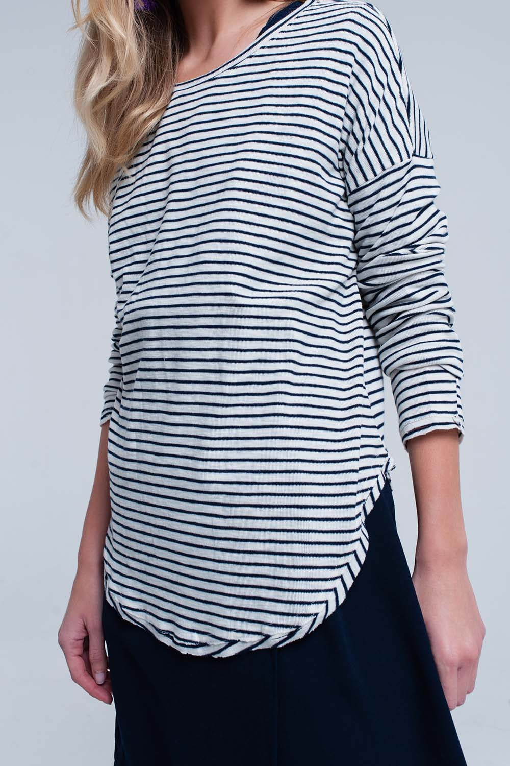 Pull asymétrique rayé bleu