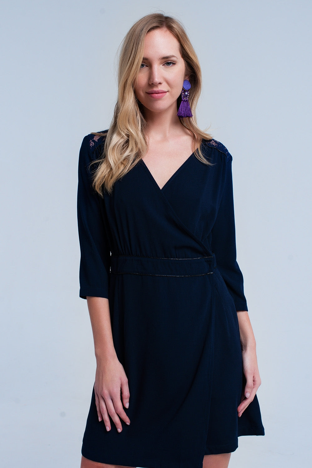 Robe cache-coeur bleu avec détail dentelle