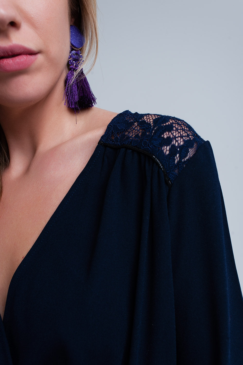 Robe cache-coeur bleu avec détail dentelle