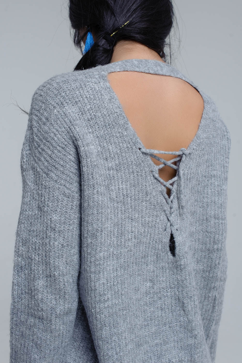 Pull en maille gris avec fermeture à nouer