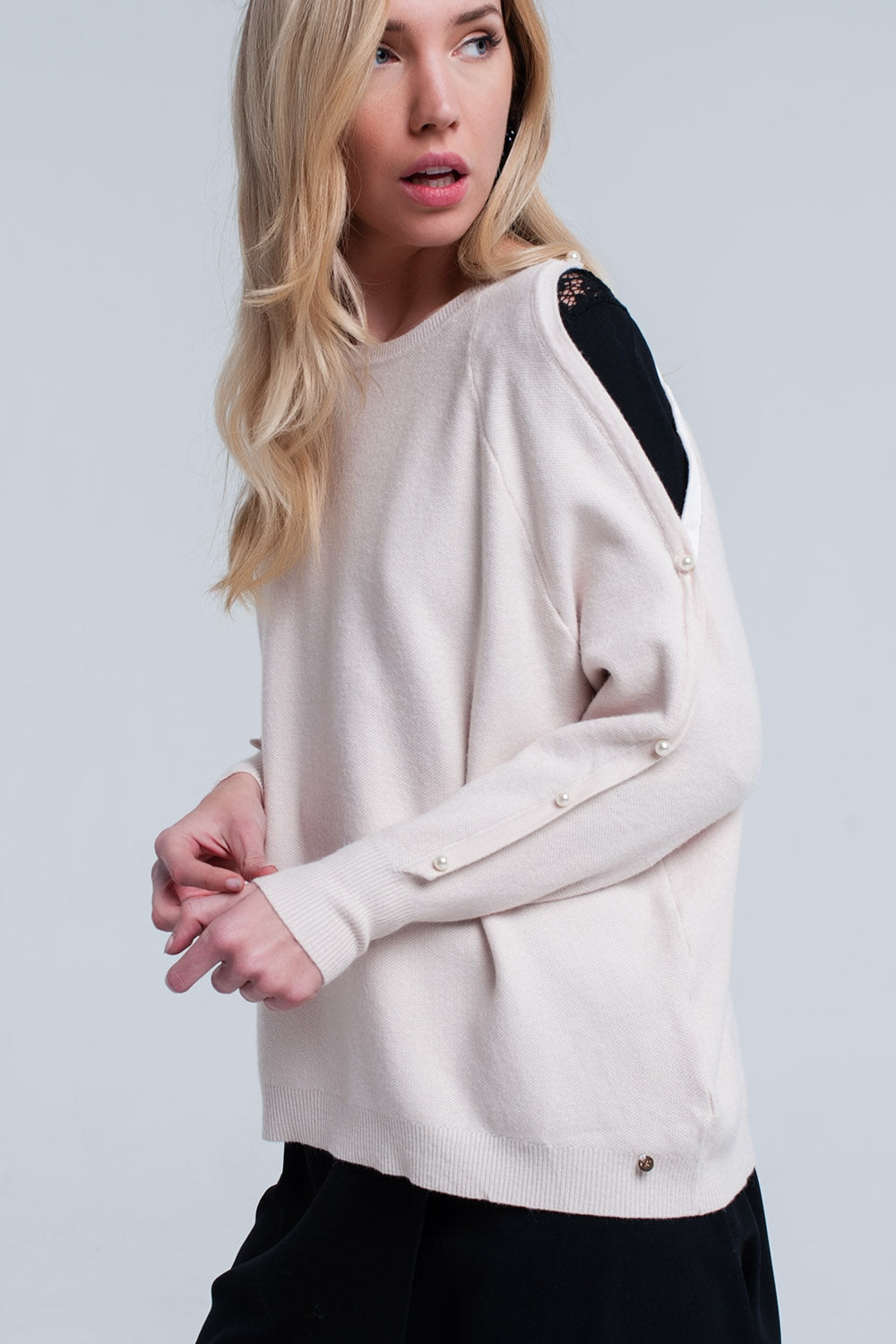 Pull rose pâle avec détails en perles