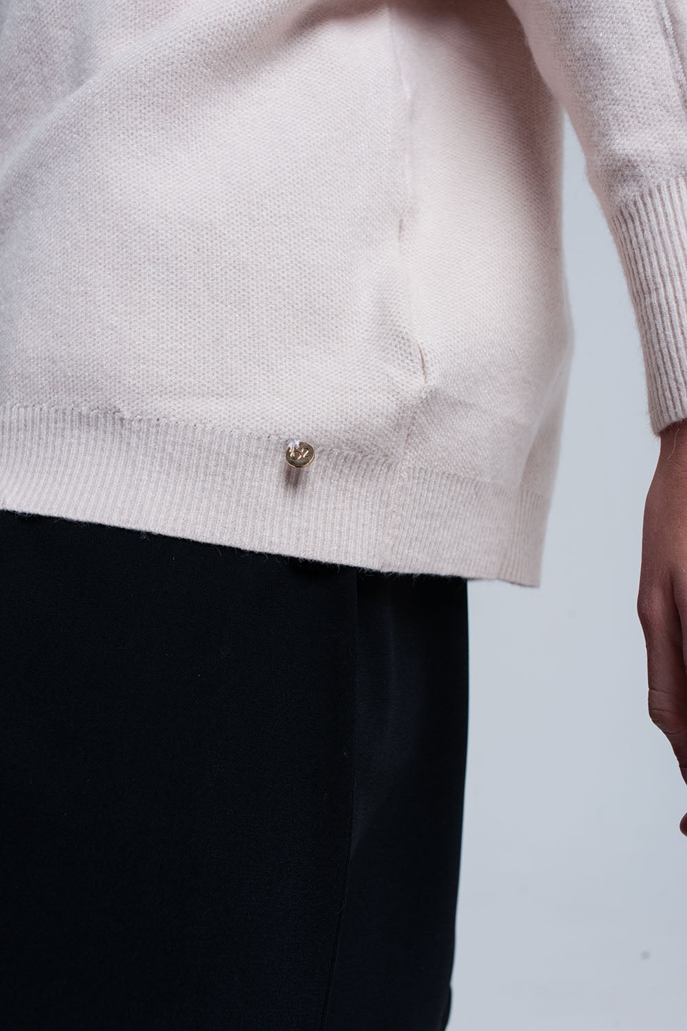 Pull rose pâle avec détails en perles